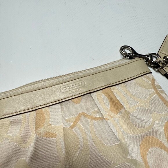 Coach Signature Pleated Wristlet – Cream, Excellent Condition - Picture 4 of 8